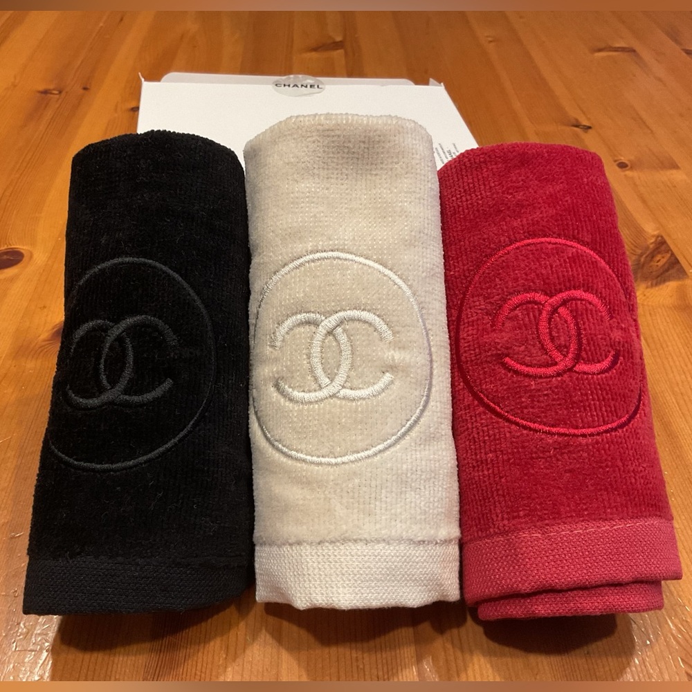 CHANEL FACE TOWEL TRIO NEW RED BLACK IVORY LA COLLECTION BEAUTÉ GWP COTTON